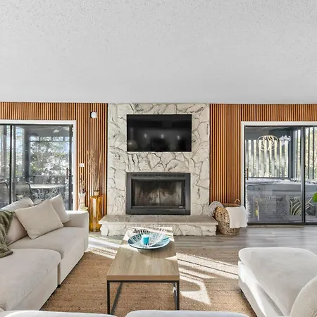 5Br Lakefront Sleeps 22 | Deck, Dock & Hot Tub!